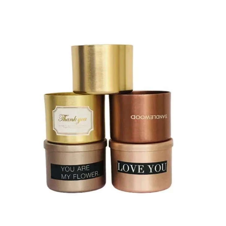 Spettacolo di tazze di alluminio con candele multicolori