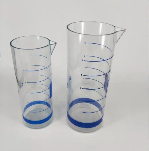 Brocca d'acqua di plastica con coperchio