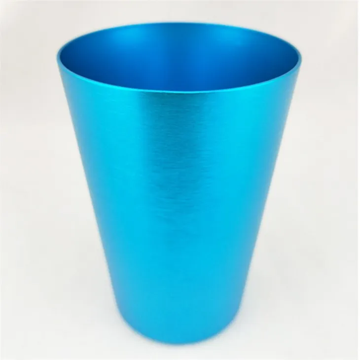 Tazze da bere in alluminio vintage